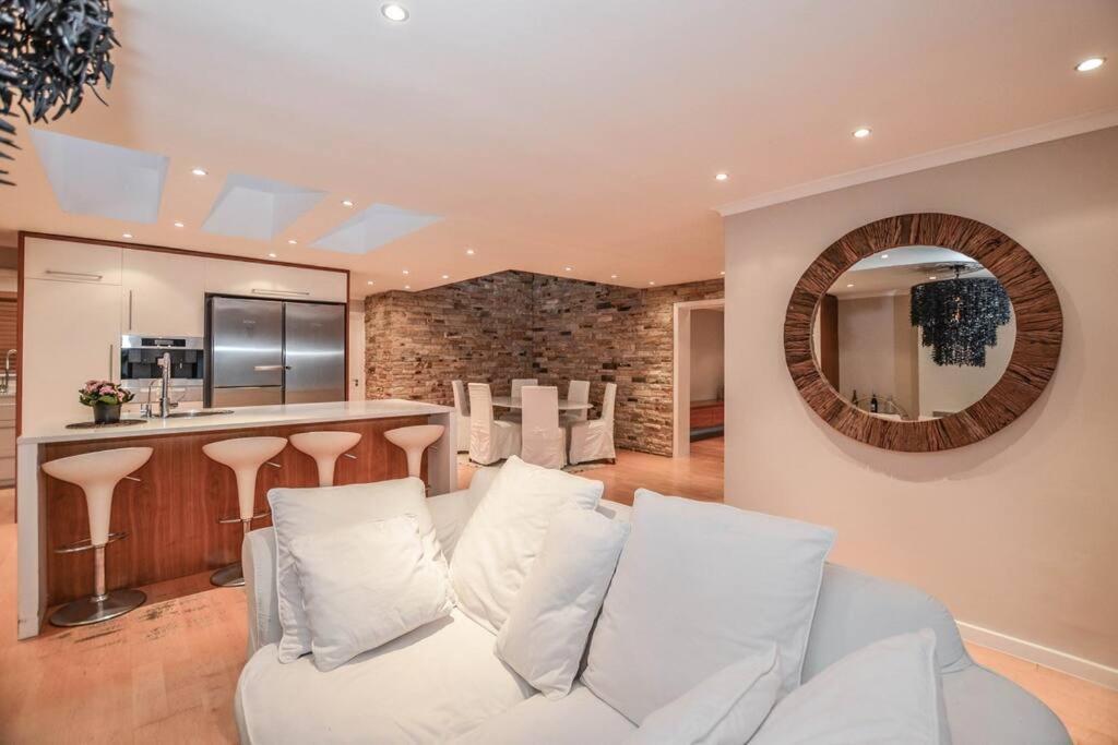 Large Villa, Walk To The Beach *