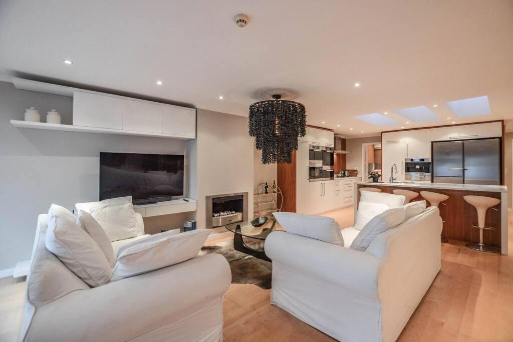 Large Villa, Walk To The Beach Ferienhaus