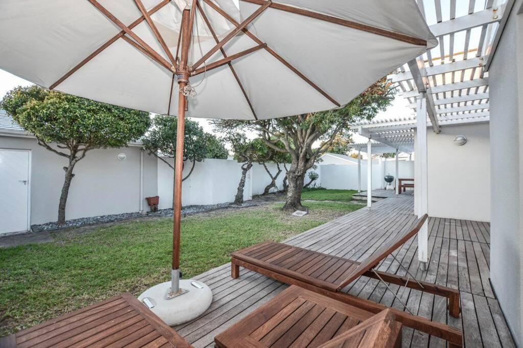 Large Villa, Walk To The Beach *